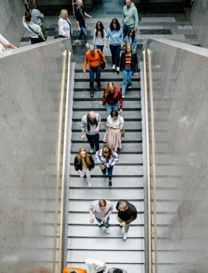 2023 Meinungsbilder Fuehrung Erwachsene Treppe 02