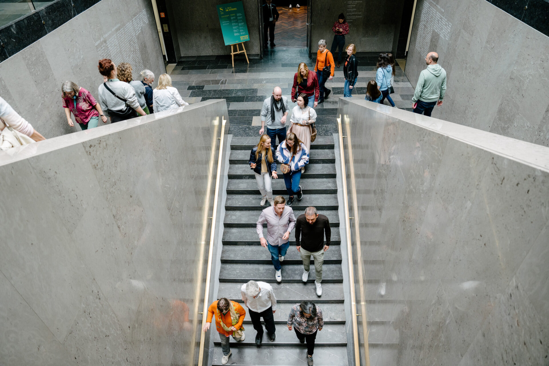 2023 Meinungsbilder Fuehrung Erwachsene Treppe 01