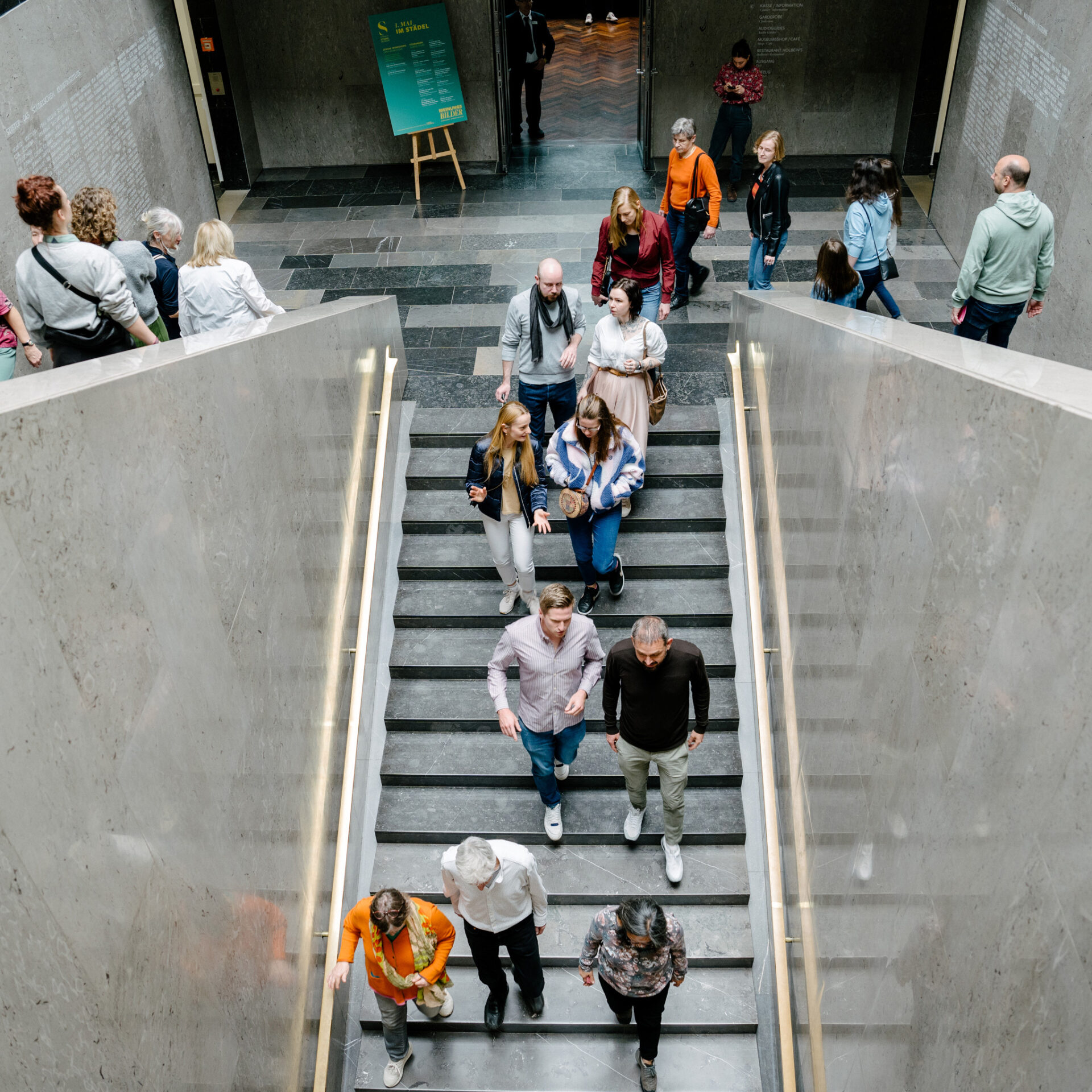 2023 Meinungsbilder Fuehrung Erwachsene Treppe 01 quadrat