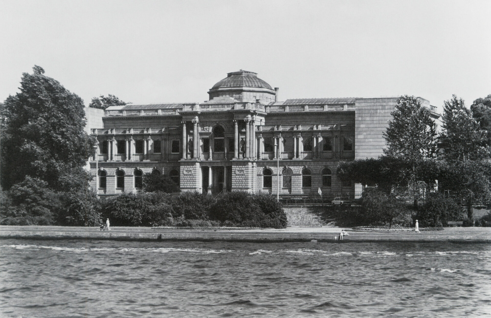 HistorischeAnsicht_WiederaufbauMainfront_1963