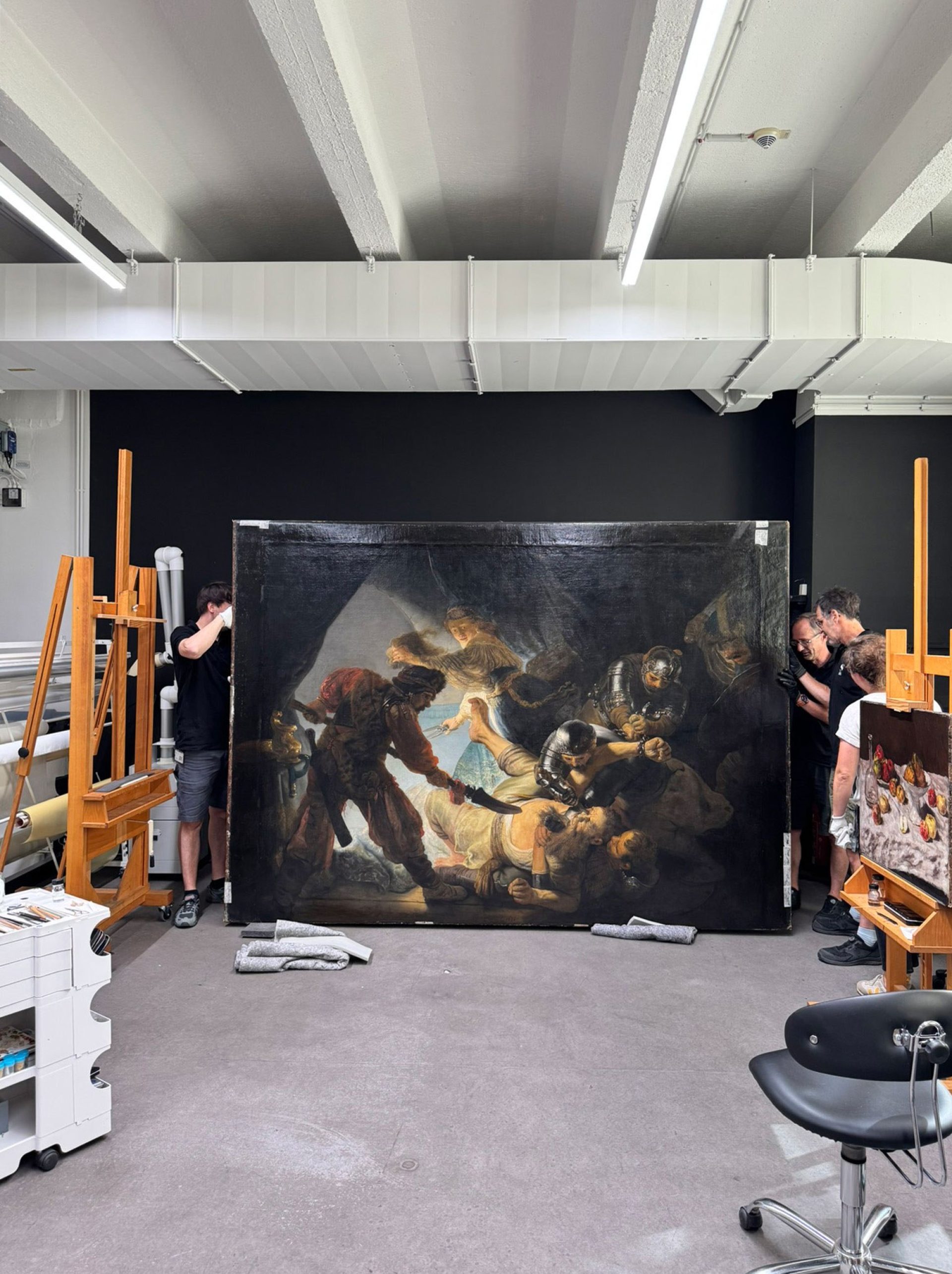 St presse restaurierung rembrandt die blendung simsons 1636 Werkstattansicht web